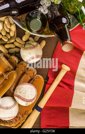 Chiusura del vecchio usurato attrezzatura da baseball su uno sfondo di legno. Foto Stock