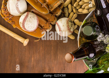 Chiusura del vecchio usurato attrezzatura da baseball su uno sfondo di legno. Foto Stock