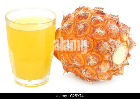 Ananas con il succo in un bicchiere su sfondo bianco Foto Stock