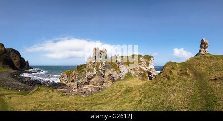 Testa Kinbane castello sull'Ulster Modo e Causeway Percorso Costiero nella contea di Antrim Irlanda del Nord Foto Stock