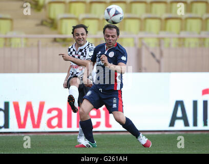 Felipe Massa (sinistra) durante i driver partita di calcio allo Stadio Louis II Stadium, Monaco. Foto Stock