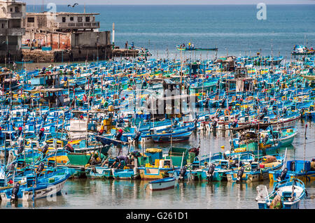 Salinas, Ecuador - 17 Settembre 2011: barche da pesca affollato nella baia di Santa Elena Foto Stock