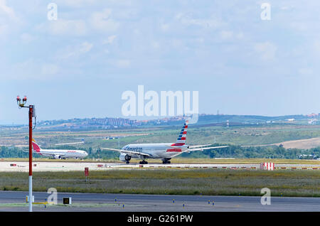 Aereo di linea - Boeing 777-, di -American Airlines - Compagnia Aerea, è pronto al decollo dall'aeroporto Barajas di Madrid Foto Stock