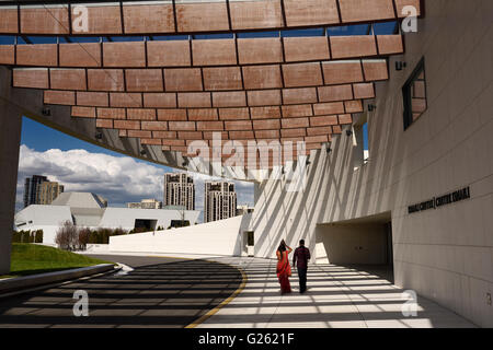 Giovane a piedi dall'entrata di Ismaili Center con Museo Aga Khan a Toronto Foto Stock