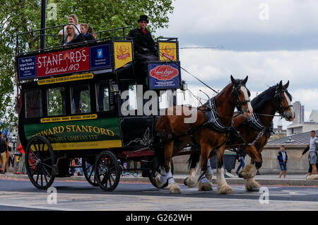 Stanfords a cavallo il omnibus tour su Victoria Embankment, Londra England Regno Unito Regno Unito Foto Stock