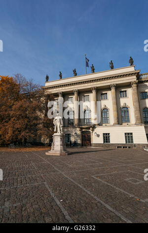 Alexander von Humboldt statua al di fuori dell'edificio principale di Humboldt-Universität zu Berlin Unter den Linden 6, Berlino Foto Stock