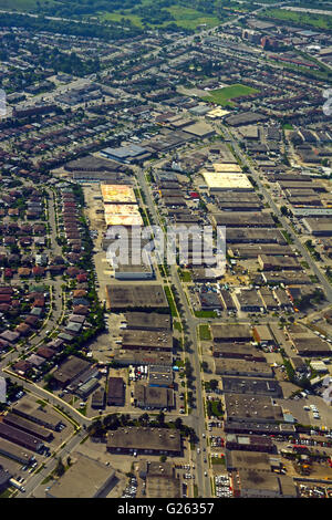 Vista aerea su una zona residenziale e zona industriale, Ontario, Canada Foto Stock