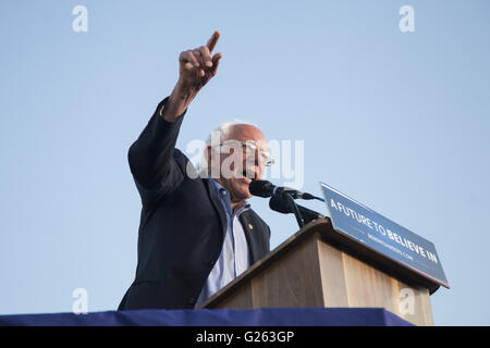 Santa Monica, California, Stati Uniti d'America. 23 Maggio, 2016. 2016 candidato presidenziale democratico BERNIE SANDERS risolve una folla in Santa Monica, California. Sanders spera di vincere alla grande in California il 7 giugno primario. © Mariel Calloway/ZUMA filo/Alamy Live News Foto Stock