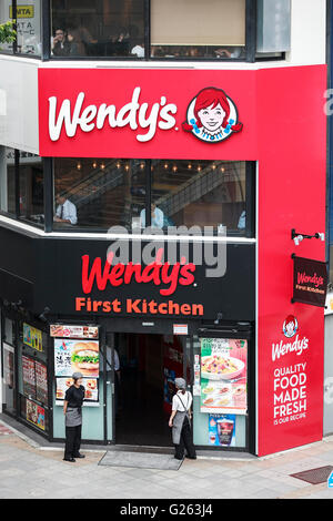 Una vista generale di un combinato di Wendy e giunto First-Kitchen un ristorante fast food in Ueno il 24 maggio 2016, Tokyo, Giappone. Bevanda giapponese fabbricante Suntory Holdings Ltd. ha annunciato lunedì che venderà le sue azioni in First-Kitchen Ltd. hamburger a catena Wendy's Giappone LLC. La catena First-Kitchen, che è stato lanciato in 1977, gestisce circa 135 punti vendita nell'area metropolitana di Tokyo e il Giappone occidentale e ha avuto un fatturato di ¥8,7 miliardi ($79 milioni di euro) nel 2015. Wendy piani per mantenere il marchio First-Kitchen dopo l'acquisizione e operare con marchio congiunto ristoranti. (Foto di Rodrigo Reyes M Foto Stock