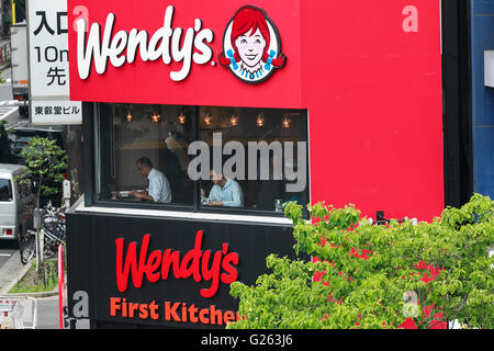 I clienti a mangiare in un combinato di Wendy e giunto First-Kitchen un ristorante fast food in Ueno il 24 maggio 2016, Tokyo, Giappone. Bevanda giapponese fabbricante Suntory Holdings Ltd. ha annunciato lunedì che venderà le sue azioni in First-Kitchen Ltd. hamburger a catena Wendy's Giappone LLC. La catena First-Kitchen, che è stato lanciato in 1977, gestisce circa 135 punti vendita nell'area metropolitana di Tokyo e il Giappone occidentale e ha avuto un fatturato di ¥8,7 miliardi ($79 milioni di euro) nel 2015. Wendy piani per mantenere il marchio First-Kitchen dopo l'acquisizione e operare con marchio congiunto ristoranti. (Foto di Rodrigo Reyes ma Foto Stock