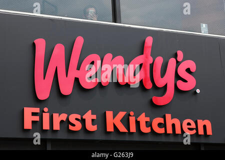 Un combinato di Wendy e First-Kitchen cartello sul display al di fuori del suo comune di un ristorante fast food in Ueno il 24 maggio 2016, Tokyo, Giappone. Bevanda giapponese fabbricante Suntory Holdings Ltd. ha annunciato lunedì che venderà le sue azioni in First-Kitchen Ltd. hamburger a catena Wendy's Giappone LLC. La catena First-Kitchen, che è stato lanciato in 1977, gestisce circa 135 punti vendita nell'area metropolitana di Tokyo e il Giappone occidentale e ha avuto un fatturato di ¥8,7 miliardi ($79 milioni di euro) nel 2015. Wendy piani per mantenere il marchio First-Kitchen dopo l'acquisizione e operare con marchio congiunto ristoranti. (Foto di Foto Stock