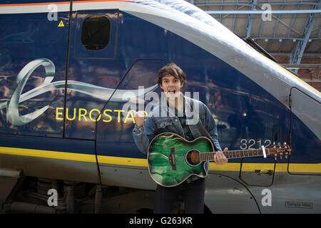 Londra, Regno Unito. Xxiv Maggio, 2016. Alex James Ellison, Campione London busker, a St Pancras International Station prima di recarsi a Parigi per il Premio Eurostar è stato insignito in ultimo anno di concerti concorso Credit: Keith Larby/Alamy Live News Foto Stock