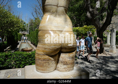 Una scultura e una fontana di acqua nel parco 'S'Hort del Rei" di fronte al Palazzo Almudaina in Palma di Maiorca), Spagna, 03 maggio 2016. Foto: Jens Kalaene/dpa Foto Stock