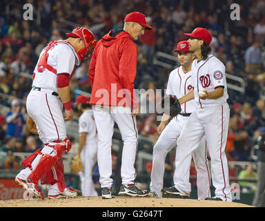 Washington cittadini pitching coach Mike Maddux (51), il centro sinistra, visite il tumulo di ambientarsi a partire lanciatore Gio Gonzalez (47), a destra dopo che egli ha dato una quinta inning home run per New York Mets center fielder Yoenis Cespedes (52) Nella quinta inning ai cittadini Parco di Washington, DC, lunedì 23 maggio, 2016. Anche nella riunione di Washington sono cittadini catcher Wilson Ramos (40), a sinistra e a interbase Danny Espinosa (8), al centro a destra. Il Mets ha vinto il gioco 7 - 1. Credito: Ron Sachs/CNP Foto Stock