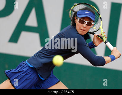 Parigi, Francia. Xxiv Maggio, 2016. Zheng Saisai della Cina compete durante il singolare femminile match di primo turno contro Dominika Cibulkova della Slovacchia all'aperto francese del torneo di tennis al Roland Garros di Parigi, Francia, 24 maggio 2016. Credito: Voi Pingfan/Xinhua/Alamy Live News Foto Stock