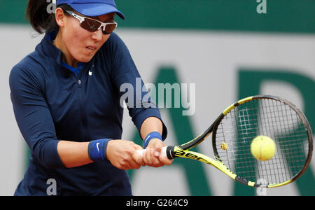 Parigi, Francia. Xxiv Maggio, 2016. Zheng Saisai della Cina compete durante il singolare femminile match di primo turno contro Dominika Cibulkova della Slovacchia all'aperto francese del torneo di tennis al Roland Garros di Parigi, Francia, 24 maggio 2016. Credito: Voi Pingfan/Xinhua/Alamy Live News Foto Stock