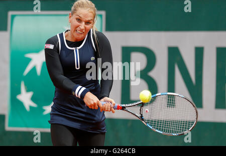 Parigi, Francia. Xxiv Maggio, 2016. Dominika Cibulkova della Slovacchia compete durante il singolare femminile match di primo turno contro Zheng Saisai della Cina all'aperto francese del torneo di tennis al Roland Garros di Parigi, Francia, 24 maggio 2016. Credito: Voi Pingfan/Xinhua/Alamy Live News Foto Stock