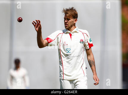 Old Trafford, Manchester, Regno Unito. Xxiv Maggio, 2016. La Contea di Supersavers campionato. Lancashire versus Surrey. Il giorno 3. Lancashire seam bowler Tom Bailey. Credito: Azione Sport Plus/Alamy Live News Foto Stock