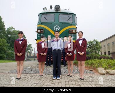 Nanchang, cinese della provincia di Jiangxi. Xxiv Maggio, 2016. Diplomati di scuola di trasporti e logistica rappresentano gli studi per la laurea foto con il loro maestro Ye Qiang (C) in Oriente Cina Jiaotong University di Nanchang, a est della capitale cinese della provincia di Jiangxi, 24 maggio 2016. © Hu Chenhuan/Xinhua/Alamy Live News Foto Stock