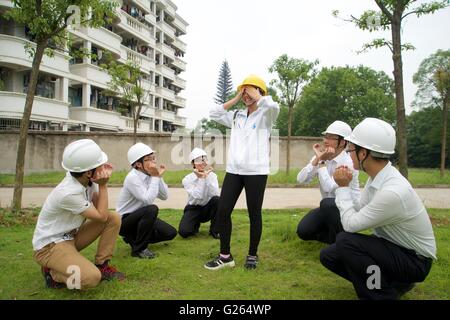 Nanchang, cinese della provincia di Jiangxi. Xxiv Maggio, 2016. Diplomati di scuola di ingegneria civile costituiscono per loro laurea foto in Oriente Cina Jiaotong University di Nanchang, a est della capitale cinese della provincia di Jiangxi, 24 maggio 2016. © Hu Chenhuan/Xinhua/Alamy Live News Foto Stock