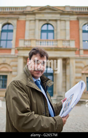 Bayreuth, Germania. Xxiv Maggio, 2016. Architetto Detlef Stephan in piedi di fronte alla facciata rinnovata del cosiddetto 'Koenigsbau' del Festival Opera House a Bayreuth, Germania, 24 maggio 2016. Il rinnovamento della facciata di edificio principalmente costituito da sabbia e mattoni di pietra il costo era di circa 2,5 milioni di Euro. Foto: DANIEL KARMANN/dpa/Alamy Live News Foto Stock