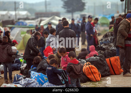 Idomeni. Xxiv Maggio, 2016. I rifugiati del campo Idomeni attendere di essere bused verso altre destinazioni al confine della Grecia e della Macedonia, 24 maggio 2016. Il governo greco ha intensificato gli sforzi per evacuare gradualmente i rifugiati dalla squallida improvvisato campo profughi di Idomeni al confine della Grecia e della Macedonia, un ufficiale Xinhua ha detto, in quanto le persone sono state bused verso altre destinazioni il martedì. Credito: Yannis Kolesidis/AMNA/piscina/Xinhua/Alamy Live News Foto Stock