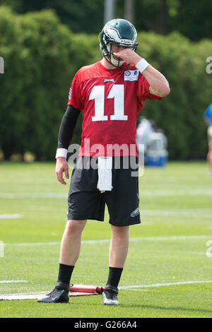 Philadelphia, Pennsylvania, USA. Xxiv Maggio, 2016. Philadelphia Eagles quarterback Carson Wentz (11) reagisce durante l'OTA al NovaCare Complex di Philadelphia, Pennsylvania. Christopher Szagola/CSM/Alamy Live News Foto Stock