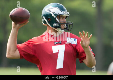 Philadelphia, Pennsylvania, USA. Xxiv Maggio, 2016. Philadelphia Eagles quarterback Sam Bradford (7) in azione durante OTA al NovaCare Complex di Philadelphia, Pennsylvania. Christopher Szagola/CSM/Alamy Live News Foto Stock