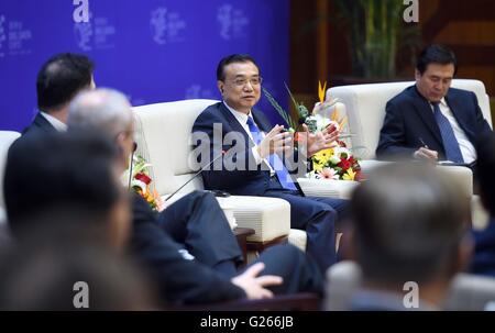 Guiyang, della Cina di Guizhou. Xxiv Maggio, 2016. Il premier cinese LI Keqiang i colloqui con i responsabili aziendali a margine della Cina grande industria dati Summit e Cina E-commerce innovazione e sviluppo vertice di Guiyang, capitale del sud-ovest della Cina di Guizhou, 24 maggio 2016. Credito: Zhang Duo/Xinhua/Alamy Live News Foto Stock