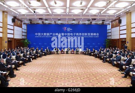 Guiyang, della Cina di Guizhou. Xxiv Maggio, 2016. Il premier cinese LI Keqiang i colloqui con i responsabili aziendali a margine della Cina grande industria dati Summit e Cina E-commerce innovazione e sviluppo vertice di Guiyang, capitale del sud-ovest della Cina di Guizhou, 24 maggio 2016. Credito: Zhang Duo/Xinhua/Alamy Live News Foto Stock