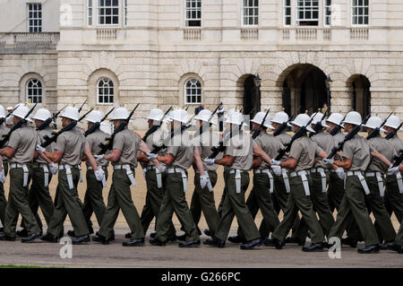 Il ammassato bande di Sua Maestà la Royal Marines provano per la battitura di ritiro presso la sfilata delle Guardie a Cavallo, Londra England Regno Unito Regno Unito Foto Stock