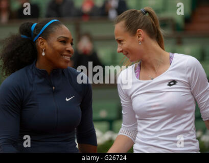 Stade Roland Garros di Parigi, Francia. Xxiv Maggio, 2016. Roland Garros Open di Francia di Tennis Day 3. Magdalena RYBARIKOVA (SVK) con Serena Williams (1) (USA) dopo la loro partita. Williams ha vinto la partita in retta fissa. Credito: Azione Sport Plus/Alamy Live News Foto Stock