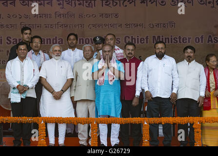 Guwahati, Assam, India. 6 febbraio, 2016. Primo Ministro indiano Narendra modi (in prima fila la seconda da sinistra), Govornor dell Assam ( prima fila il terzo da sinistra ), SARBANANDA SONOWAL nuovo Chief Minister dell Assam (fila anteriore da sinistra) insieme con alcuni recentemente nominati ministri appena dopo il Giuramento delle prime mai Bharatiya Janata del partito di governo nello stato indiano di Assam. © Vikramjit Kakati/ZUMA filo/Alamy Live News Foto Stock