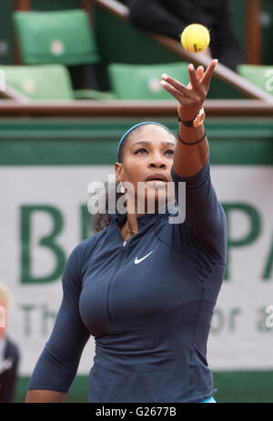 Parigi. Xxiv Maggio, 2016. Serena Williams (USA) sconfisse Magdalena RYBARIKOVA (SVK) 6-2, 6-0, a Roland Garros essendo giocato a Stade Roland Garros di Parigi, . Credito: Leslie Billman/Tennisclix/CSM/Alamy Live News Foto Stock