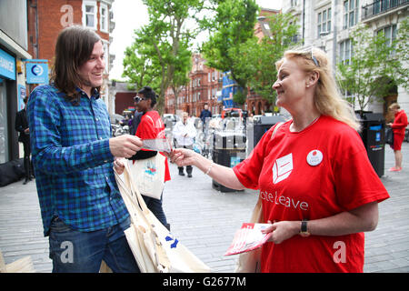 Sloane Square, London, Regno Unito 24 maggio 2016 - Votare per lasciare gli attivisti fuori Sloane Square stazione della metropolitana. Credito: Dinendra Haria/Alamy Live News Foto Stock