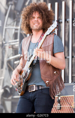 Columbus, Ohio, Stati Uniti d'America. 22 Maggio, 2016. Musicista ANDREW STOCKDALE dei Wolfmother suona dal vivo durante la roccia sulla gamma festival di musica al Columbus Crew Stadium di Columbus, Ohio © Daniel DeSlover/ZUMA filo/Alamy Live News Foto Stock