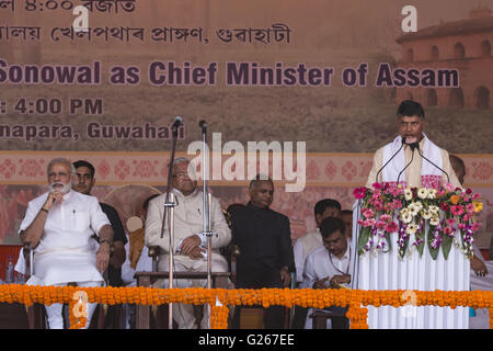 Guwahati, Assam, India. Xxiv Maggio, 2016. N. Chandrababu Naidu, Chief Minister, Stato di Andhra Pradesh, India (destra) consegnando il suo discorso presso il Giuramento delle prime mai Bharatiya Janata del partito di governo nello stato indiano di Assam.Primo Ministro indiano Narendra modi è visibile a sinistra. Credito: Vikramjit Kakati/ZUMA filo/Alamy Live News Foto Stock