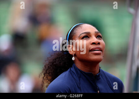 Parigi, Francia. Xxiv Maggio, 2016. Serena Williams degli Stati Uniti reagisce dopo le donne singoli match di primo turno contro Magdalena RYBARIKOVA della Slovacchia il giorno 3 di 2016 Open di Francia di tennis del torneo al Roland Garros di Parigi in Francia il 24 maggio 2016. Williams ha vinto 2-0. Credito: Han Yan/Xinhua/Alamy Live News Foto Stock