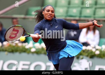 Parigi, Francia. Xxiv Maggio, 2016. Serena Williams degli Stati Uniti compete durante il singolare femminile match di primo turno contro Magdalena RYBARIKOVA della Slovacchia il giorno 3 di 2016 Open di Francia di tennis del torneo al Roland Garros di Parigi in Francia il 24 maggio 2016. Williams ha vinto 2-0. Credito: Han Yan/Xinhua/Alamy Live News Foto Stock