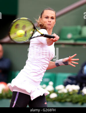 Parigi, Francia. Xxiv Maggio, 2016. Magdalena RYBARIKOVA della Slovacchia compete durante il singolare femminile match di primo turno contro Serena Williams degli Stati Uniti il giorno 3 di 2016 Open di Francia di tennis del torneo al Roland Garros di Parigi in Francia il 24 maggio 2016. Williams ha vinto 2-0. Credito: Han Yan/Xinhua/Alamy Live News Foto Stock