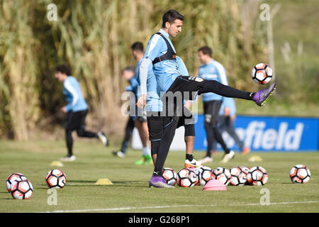 Canelones. Xxiv Maggio, 2016. Matias vecino dell'Uruguay National Soccer team, partecipa a una sessione di formazione nel complesso dell'Uruguay Football Association, Canelones città, 30 km da Montevideo, capitale dell'Uruguay, il 24 maggio 2016, prima che la partita amichevole contro Trinidad e Tobago che si terrà a maggio. © Nicolas Celaya/Xinhua/Alamy Live News Foto Stock