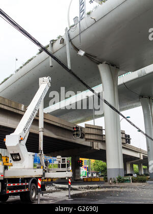 Shanghai, Shanghai, CHN. 25 Maggio, 2016. Shanghai, Cina - 23 Maggio 2016: (solo uso editoriale. Cina OUT) un sistema illegale di sovraccarico autocarro portante 10-metro-lunga tubazione di cemento ha guidato attraverso il viadotto a Shanghai e ha avuto un incidente di auto tra Zhenhua Road e Wanrong Road a 0:30 maggio 23. Il ponte la superficie è fortemente danneggiato. Lavoratori che provengono per la riparazione con una gru al mattino. © SIPA Asia/ZUMA filo/Alamy Live News Foto Stock