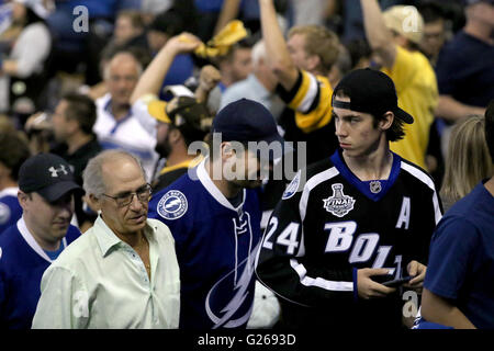 Tampa, Florida, Stati Uniti d'America. Xxiv Maggio, 2016. DOUGLAS R. CLIFFORD | Orari.Lightning fan lasciare Amalie Arena a conclusione del terzo periodo di martedì (5/24/16) gioco tra il Tampa Bay Lightning e i pinguini di Pittsburgh per gioco 6 dei finali orientali di congresso a Amalie Arena a Tampa. © Douglas R. Clifford/Tampa Bay volte/ZUMA filo/Alamy Live News Foto Stock