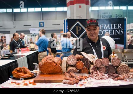 Chicago, Stati Uniti d'America. Xxiv Maggio, 2016. Persone hanno partecipato nel 2016 National Restaurant Association (NRA) mostra a Chicago, negli Stati Uniti il 24 maggio 2016. Il 2016 NRA show concluso martedì. La NRA show ha attirato più di 63.000 ristoranti, foodservice e ospitalità ai professionisti del settore provenienti da tutto il mondo a Chicago ogni maggio, secondo la National Restaurant Association. © Egli Xianfeng/Xinhua/Alamy Live News Foto Stock