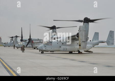 MV-22B falchi pescatori degli Stati Uniti Mezzo marino Tiltrotor Squadron 265, 31 Marine Expeditionary Unit, attendono per il decollo al Marine Corps Air Staition Iwakuni in Iwakuni, Prefettura di Yamaguchi, Giappone il 23 aprile 2016. © AFLO/Alamy Live News Foto Stock