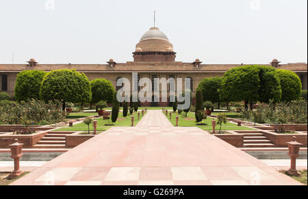 (160525) -- EW DELHI, 25 maggio 2016 (Xinhua) -- Foto scattata il 22 Maggio 2016 mostra la vista nei Giardini Mughal di Rashtrapati Bhavan in New Delhi, India. Rashtrapati Bhavan, o la residenza presidenziale di India, localizza sulla Raisina Hill nella città capitale. Progettato da Gran Bretagna architetto Sir Edwin Lutyens come la casa del Viceré dell India nel 1921 e completato nel 1929, l'edificio contiene oltre 2,4 km di corridoi, 340 camere e 227 colonne. Nell'anno 1950 è stato rinominato come Rashtrapati Bhavan quando Rajendra Prasad divenne il primo presidente di India e occupato questo edificio come presidentia Foto Stock