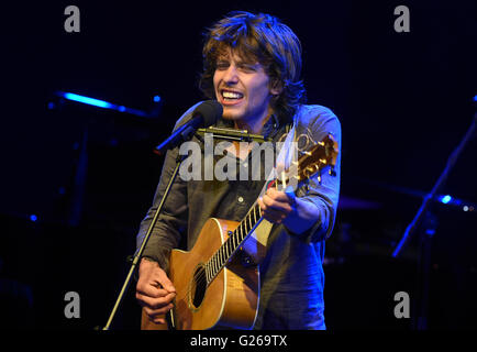 Berlino, Germania. Xxiv Maggio, 2016. Max Prosa esegue sul palco durante un concerto tributo che segna il settantacinquesimo compleanno di noi il cantante Bob Dylan a Berlino, Germania, 24 maggio 2016. Foto: Britta Pedersen/dpa/Alamy Live News Foto Stock