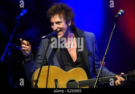 Berlino, Germania. Xxiv Maggio, 2016. Carl Carlton esegue sul palco durante un concerto tributo che segna il settantacinquesimo compleanno di noi il cantante Bob Dylan a Berlino, Germania, 24 maggio 2016. Foto: Britta Pedersen/dpa/Alamy Live News Foto Stock
