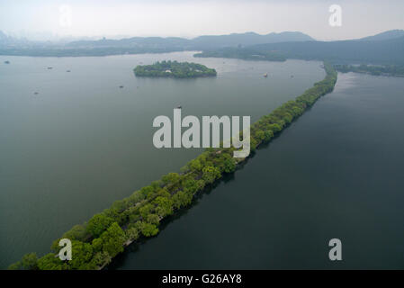 Hangzhou. Xi Apr, 2016. Questa foto aerea presa il 11 aprile 2016 illustra la su Causeway di West Lake in Hangzhou, a est della capitale cinese della Provincia di Zhejiang. La Cina ospiterà il 2016 Gruppo di venti (G20) summit nella parte orientale della città di Hangzhou, un turismo della città meglio conosciuto per il suo Lago Ovest punto panoramico sul Sett. 4-5. © Huang Zongzhi/Xinhua/Alamy Live News Foto Stock