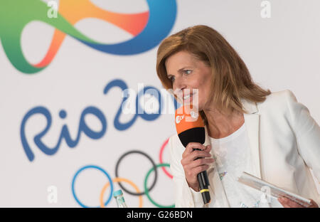 Amburgo, Germania. Xxiv Maggio, 2016. ZDF presentatore televisivo Kathrin Mueller-Hohenstein parla durante la conferenza stampa che si è svolta dalle emittenti pubbliche tedesche ARD e ZDF sul loro 2016 Olimpiadi di estate di copertura, ad Amburgo, Germania, 24 maggio 2016. I Giochi Olimpici Estivi si terrà a Rio de Janeiro, Brasile, dal 05 al 21 agosto 2016. Foto: LUKAS SCHULZE/dpa/Alamy Live News Foto Stock